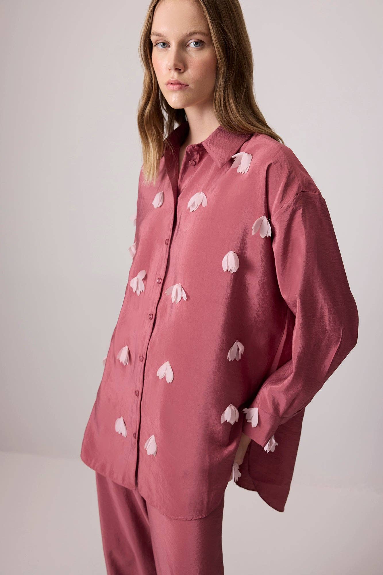 Camicia oversize rosa con applicazioni floreali 3D