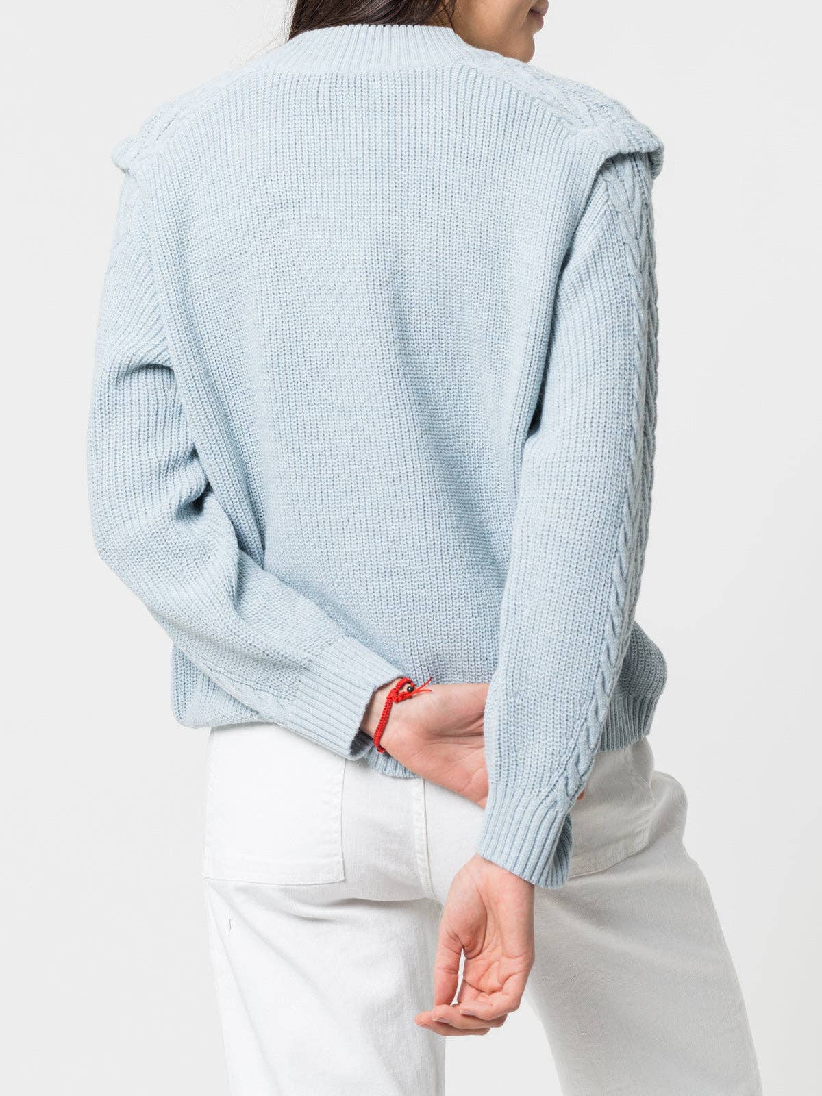 Maglione in maglia con trecce e spalle strutturate