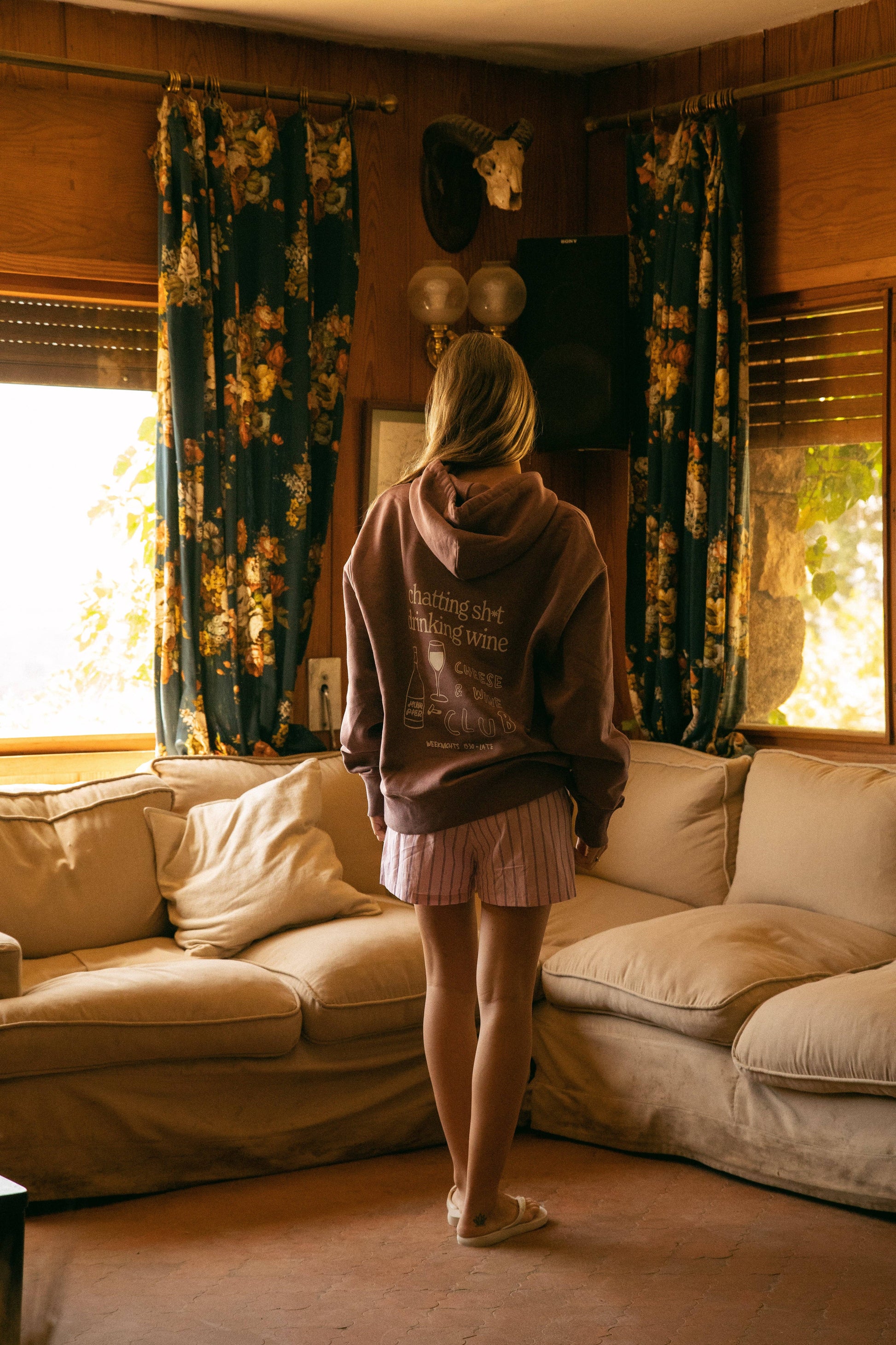 Felpa con cappuccio oversize con stampa Wine Club