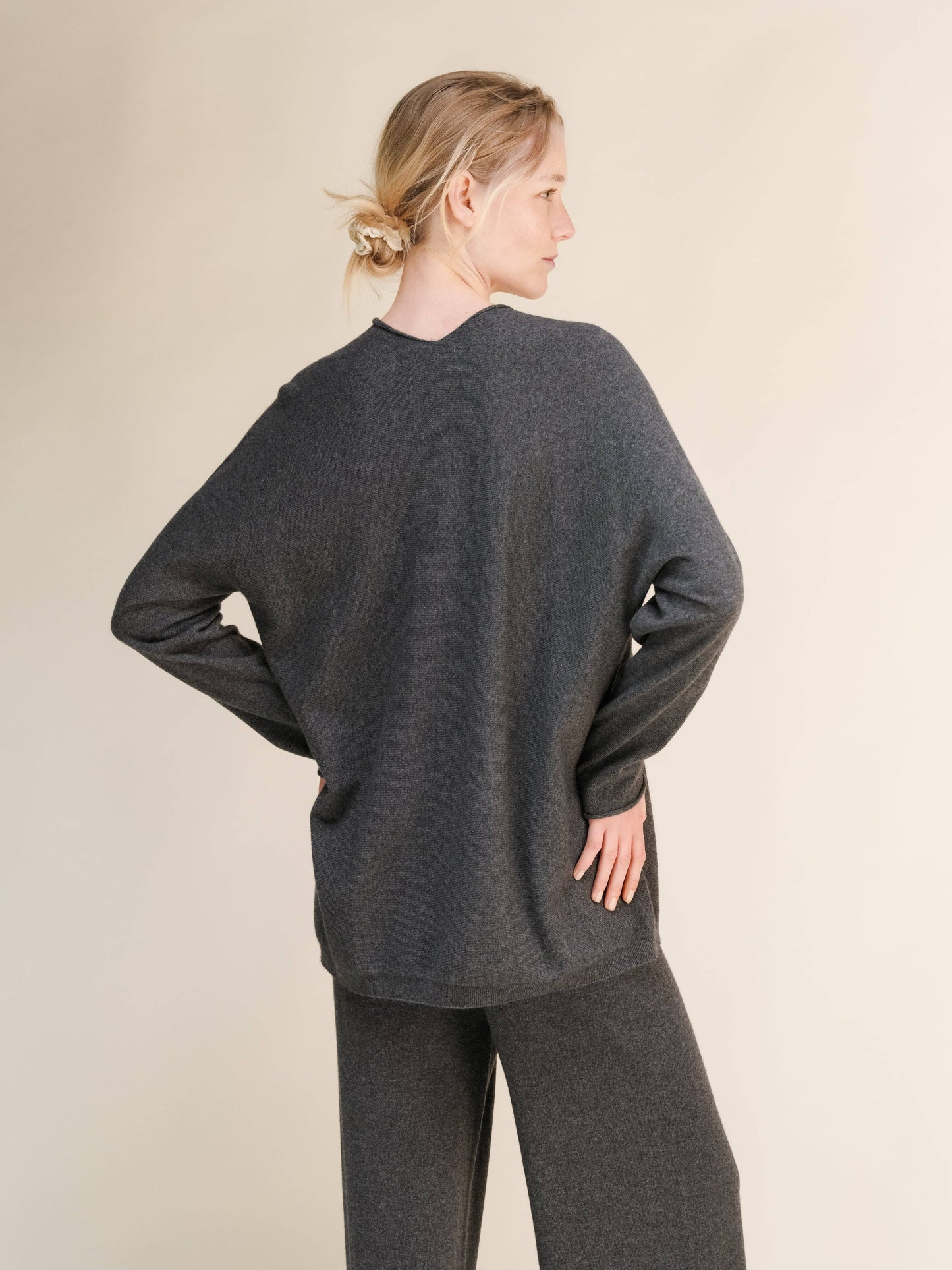 Maglione lungo con scollo a V profondo in misto cashmere