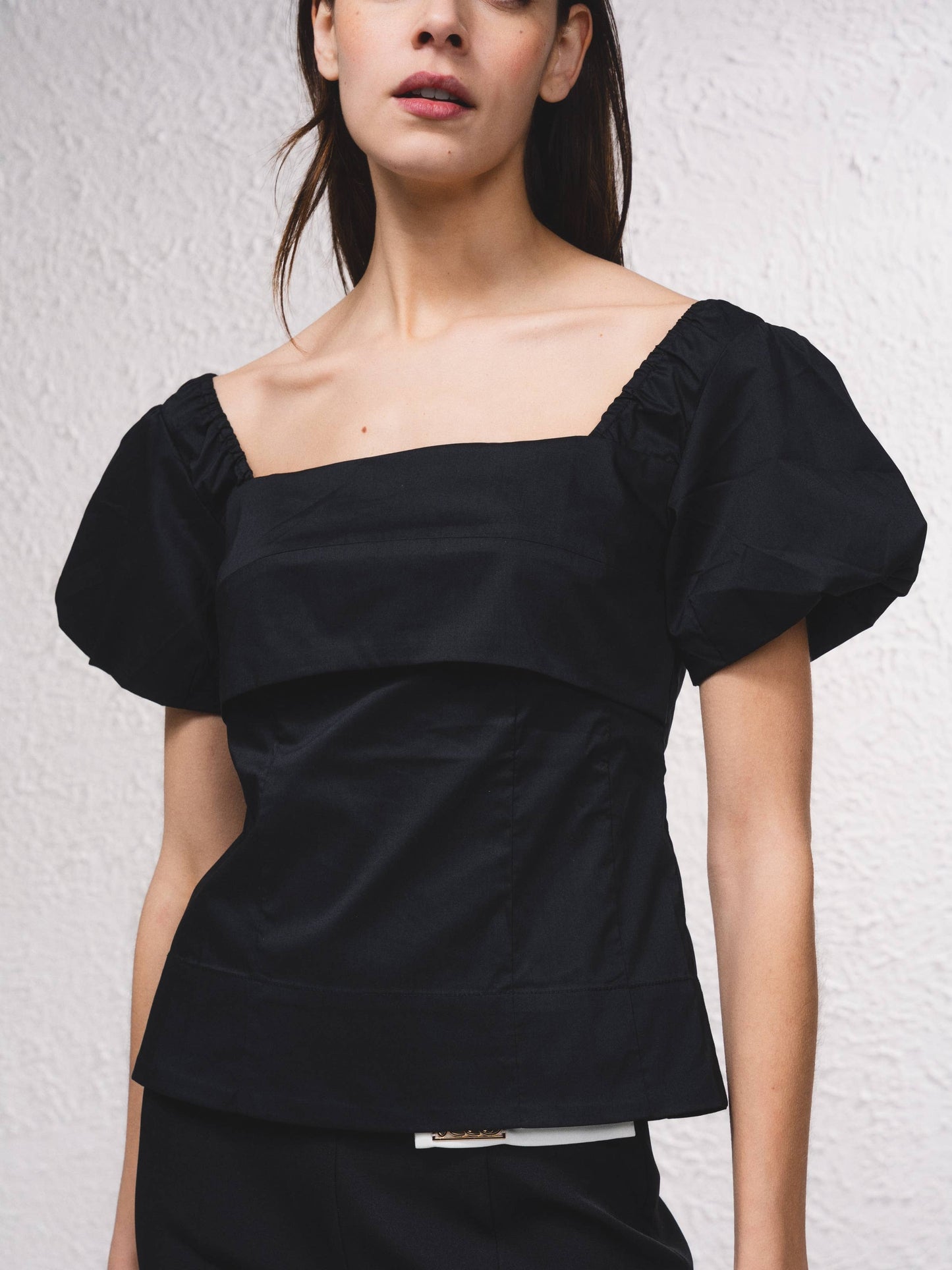 Blusa con scollo quadrato e maniche a sbuffo