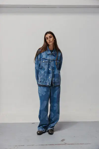 Giacca corta in denim con incisione laser