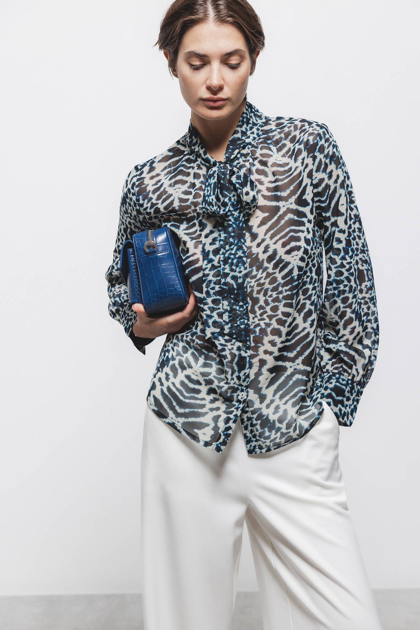 Blusa stampata con fiocco al collo