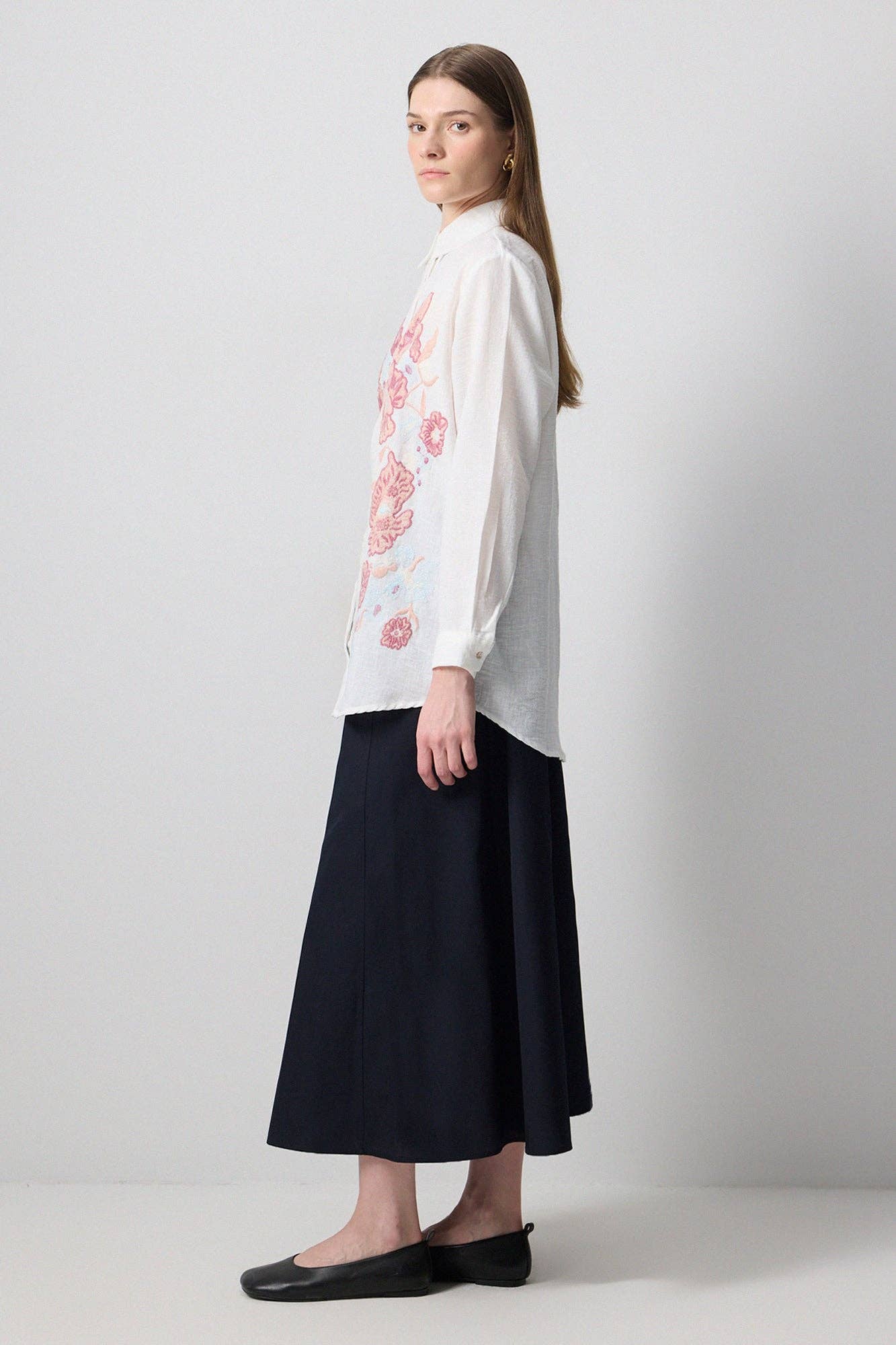 Camicia oversize bianca con ricami floreali
