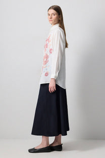 Camicia oversize bianca con ricami floreali