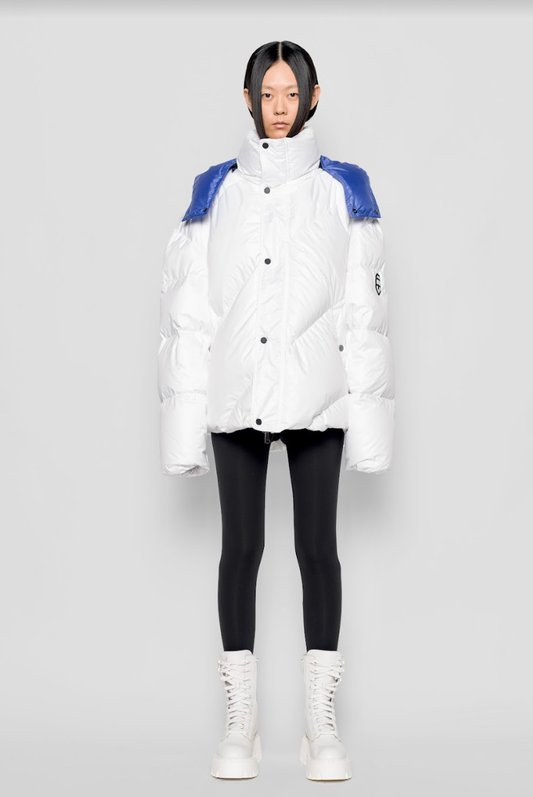 Piumino corto oversize bicolore con cappuccio