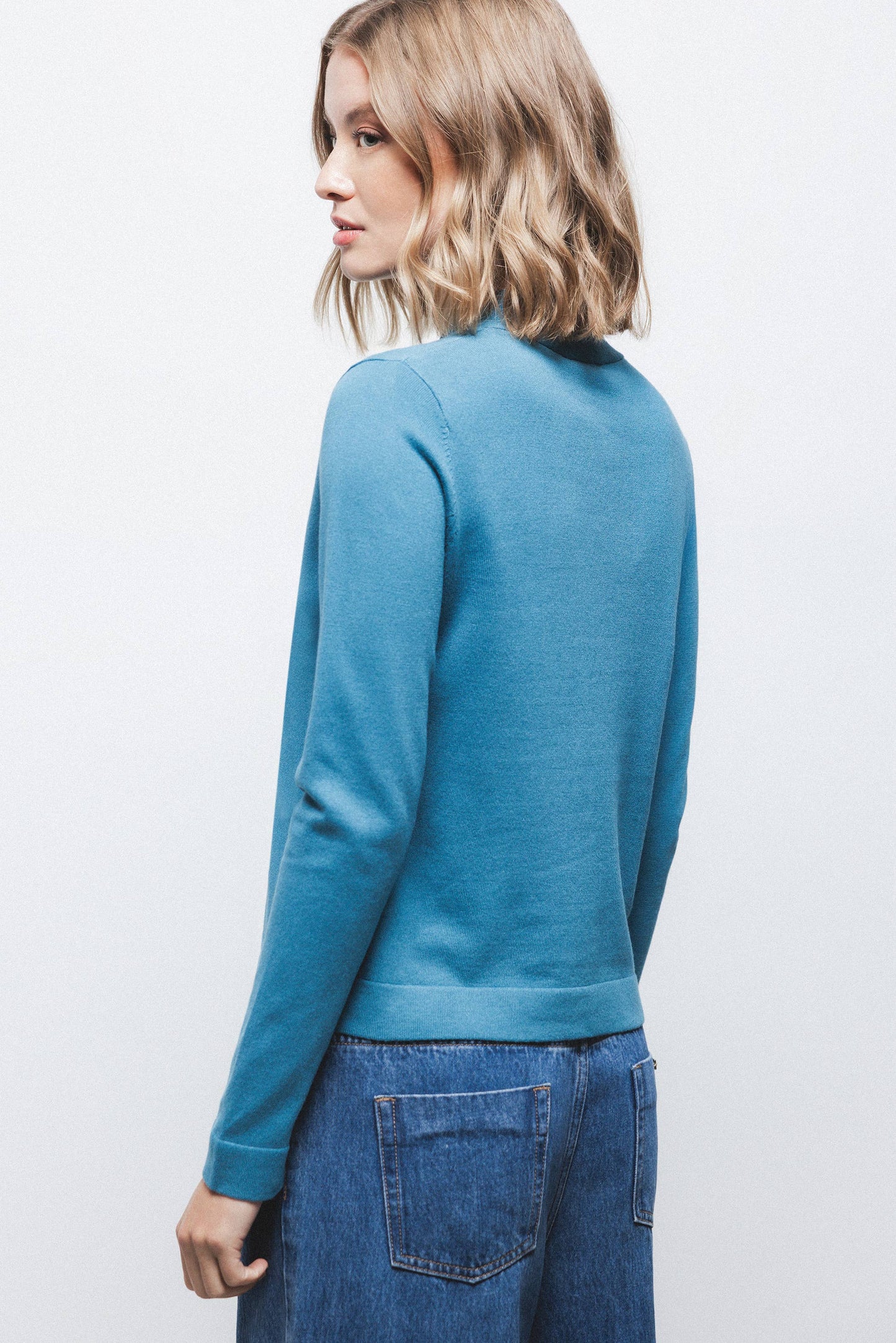 Maglione in maglia rasata con scollo a V e fiocco