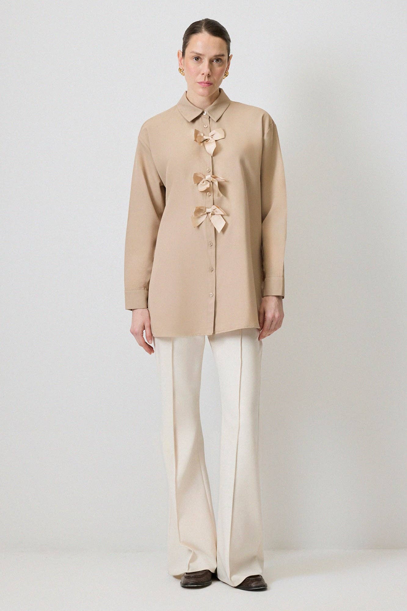 Camicia beige con fiocchi in misto cotone