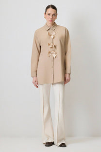 Camicia beige con fiocchi in misto cotone