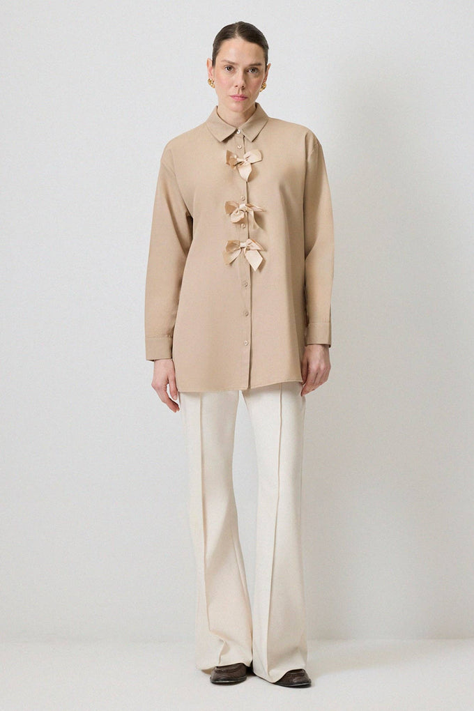 Camicia beige con fiocchi in misto cotone