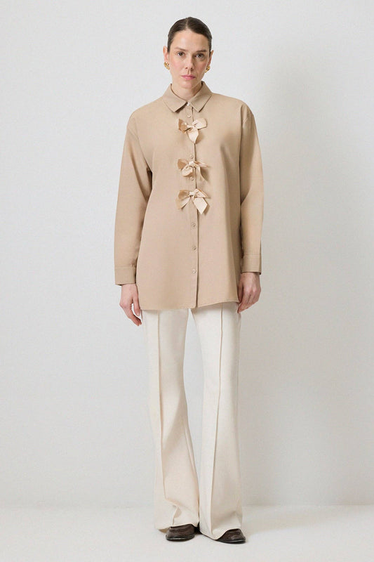 Camicia beige con fiocchi in misto cotone