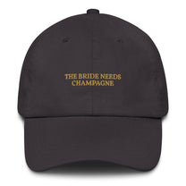 Cappellino dad hat ricamato “The Bride Needs Champagne”