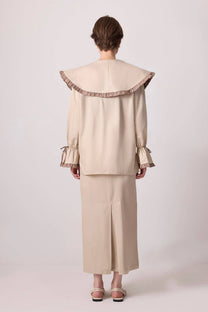 Camicia con maxi colletto a contrasto e volant