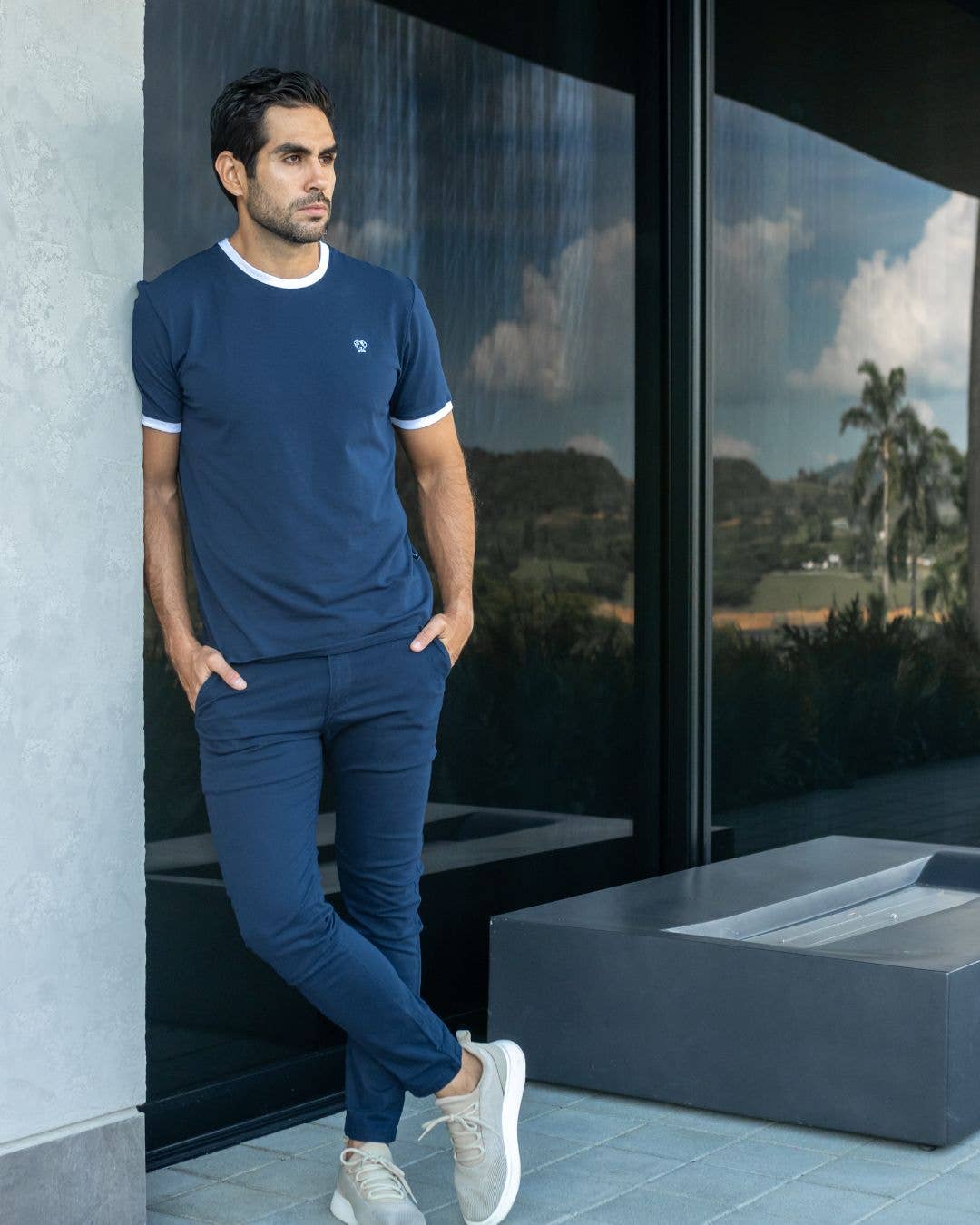 T-shirt antimacchia blu con bordi bianchi