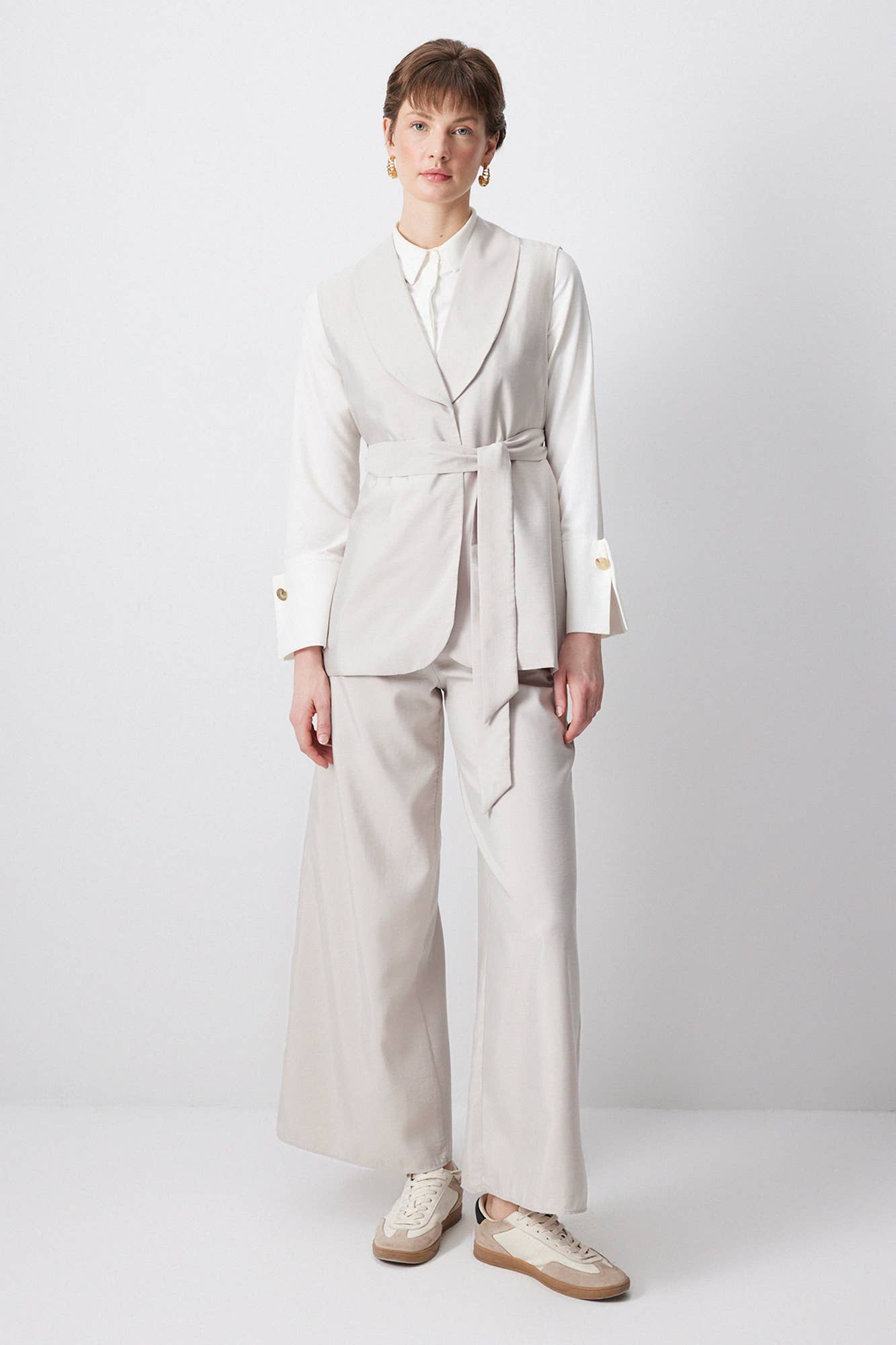 Completo smanicato con gilet cintura e pantaloni palazzo