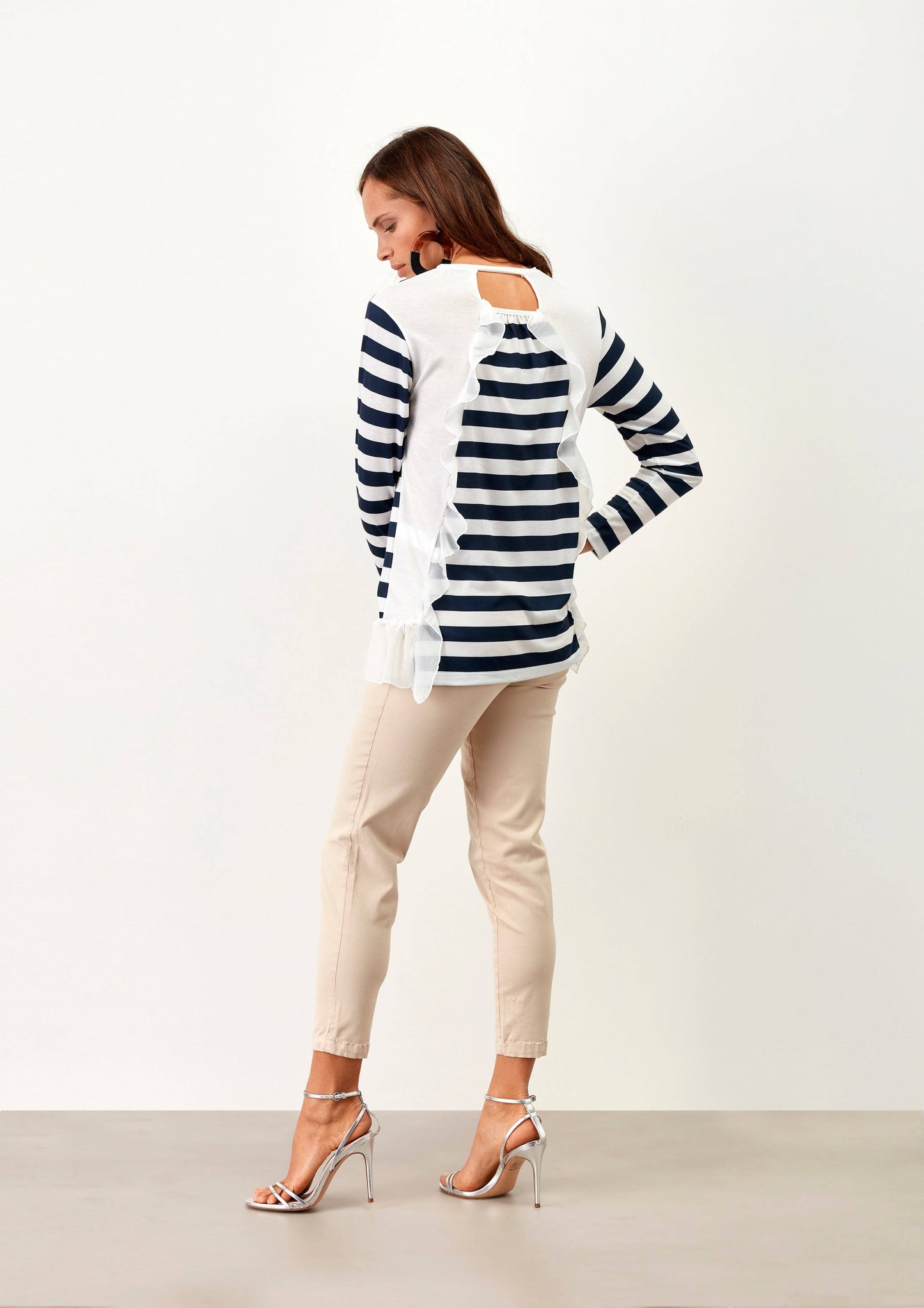 Maglia a righe con volant e cut-out sul retro