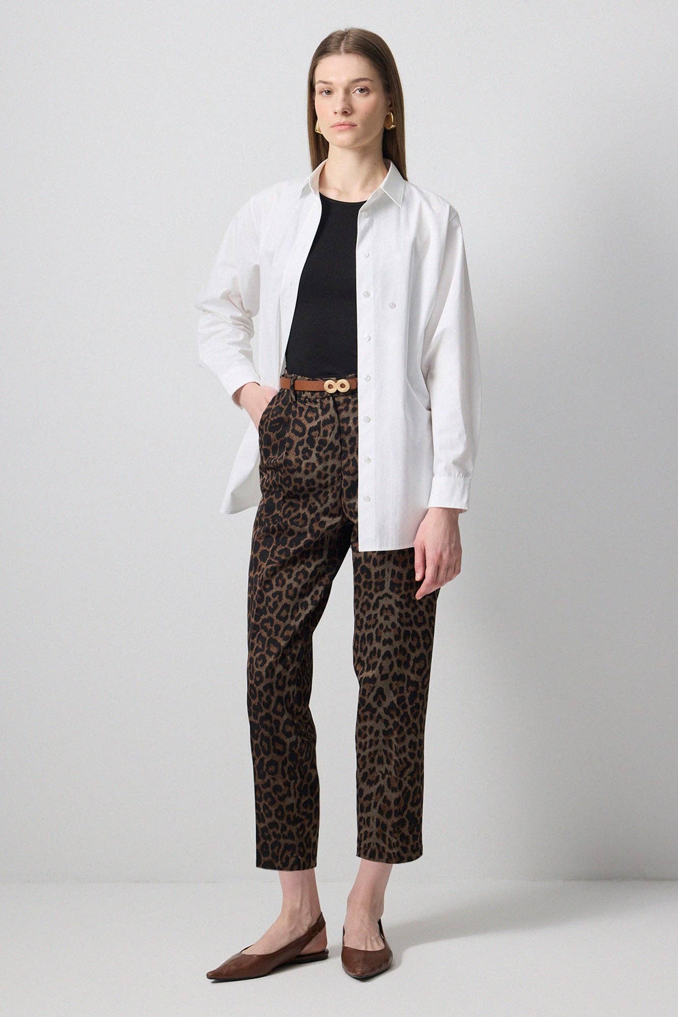 Pantaloni a carota leopardati affusolati