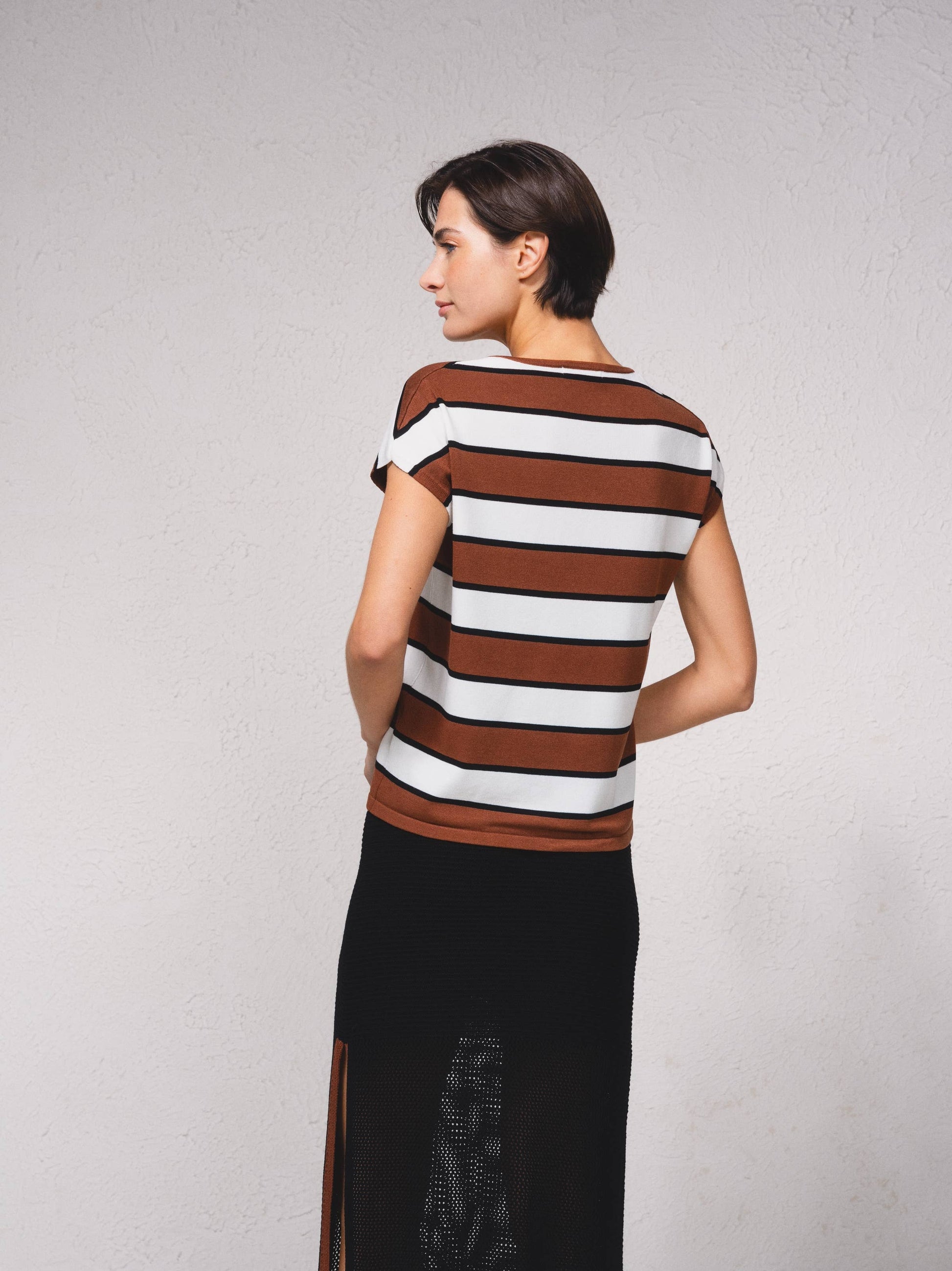 Maglione a righe a maniche corte con scollo a V