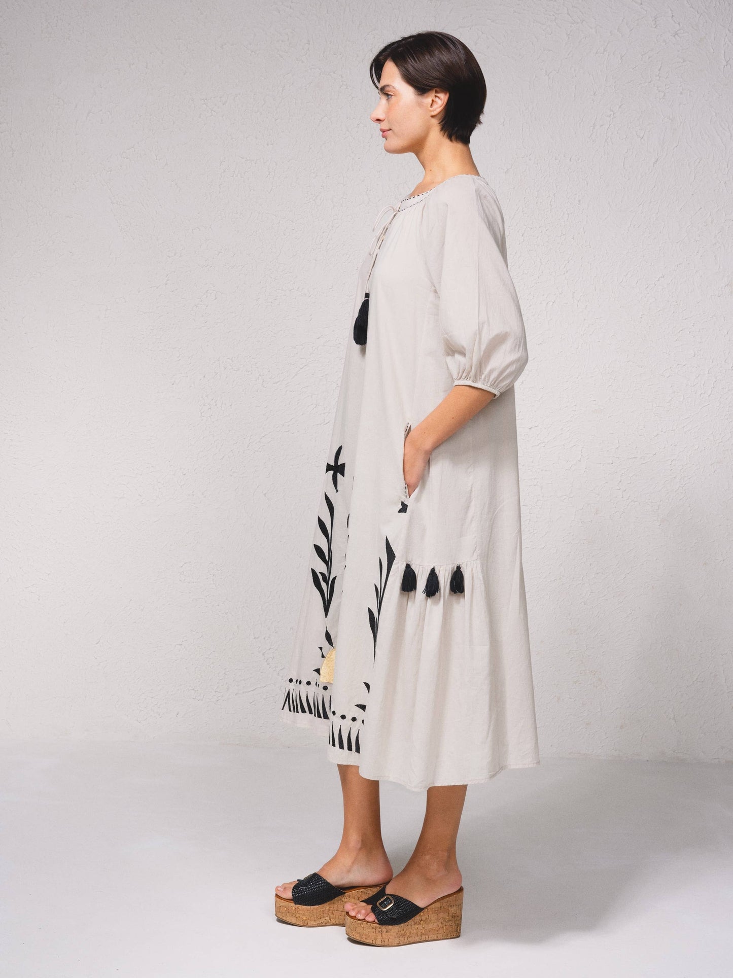 Abito midi ampio in cotone con ricamo e frange