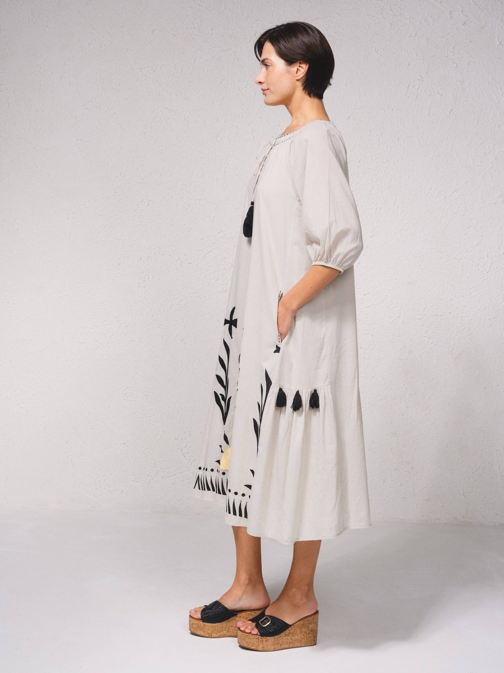 Abito midi ampio in cotone con ricamo e frange