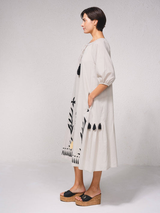 Abito midi ampio in cotone con ricamo e frange