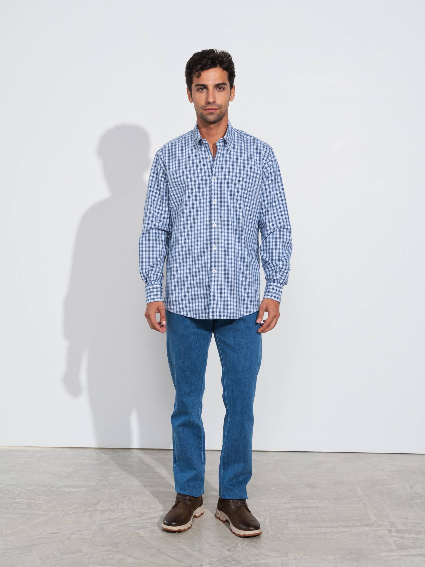Camicia relaxed fit in lino misto con colletto button-down