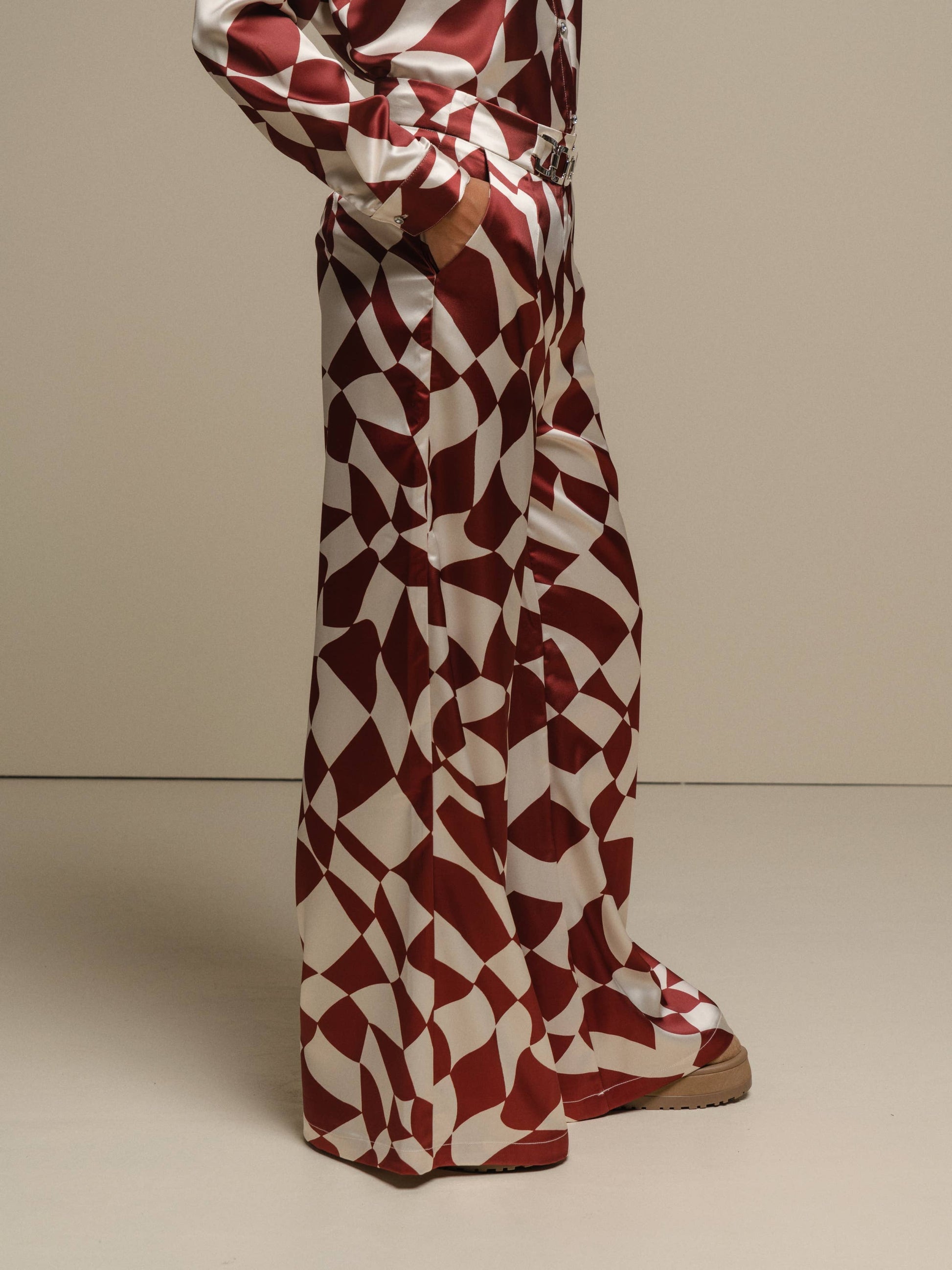 Pantaloni a palazzo con stampa geometrica color ruggine