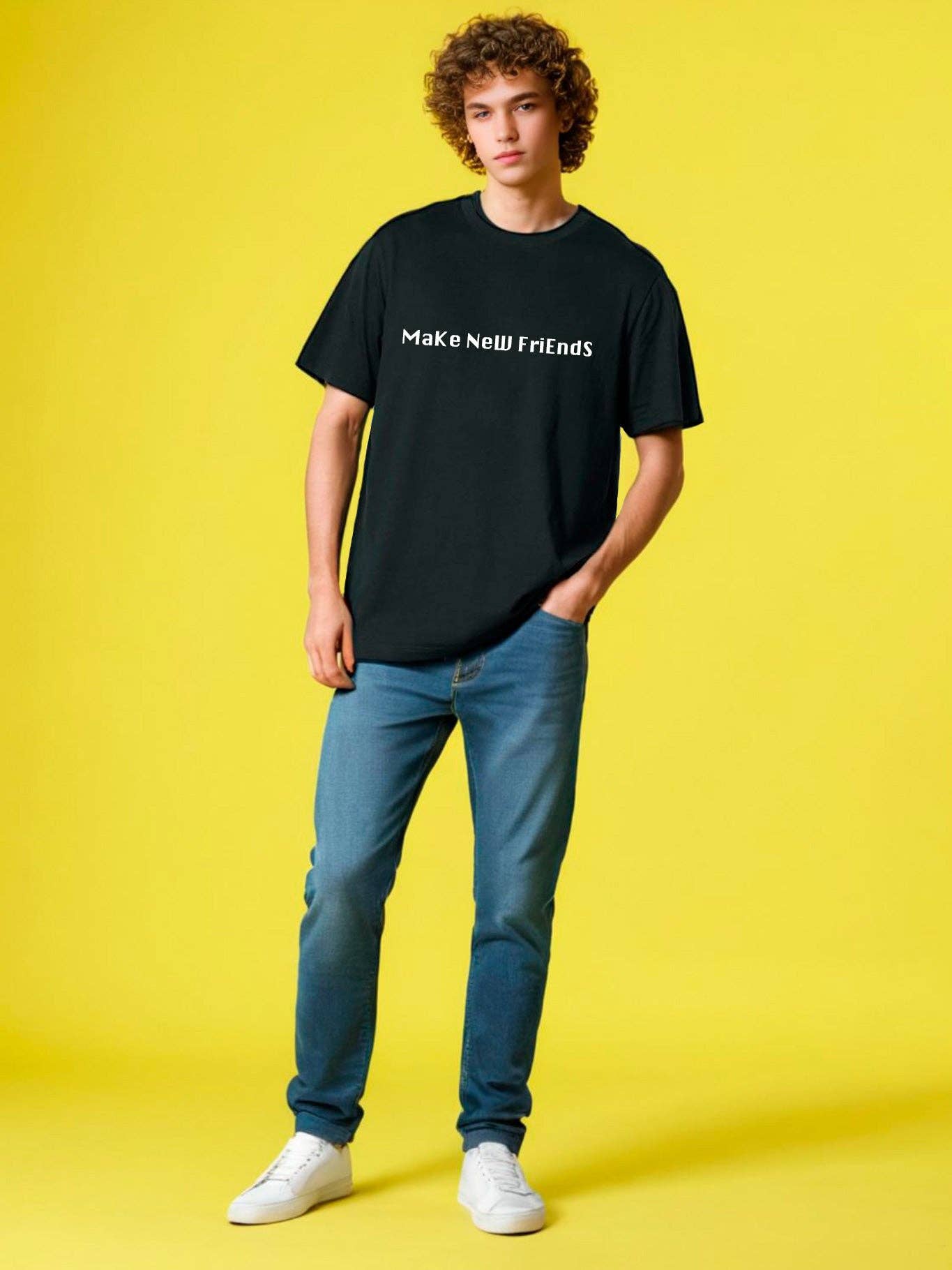 T-shirt unisex nera con stampa “Make New Friends”