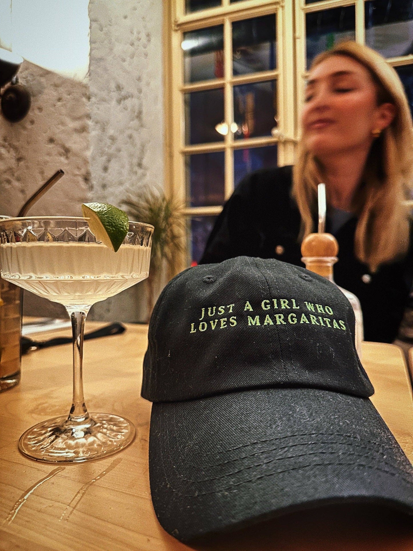 Cappellino dad hat ricamato “Just a Girl Who Loves Margaritas”