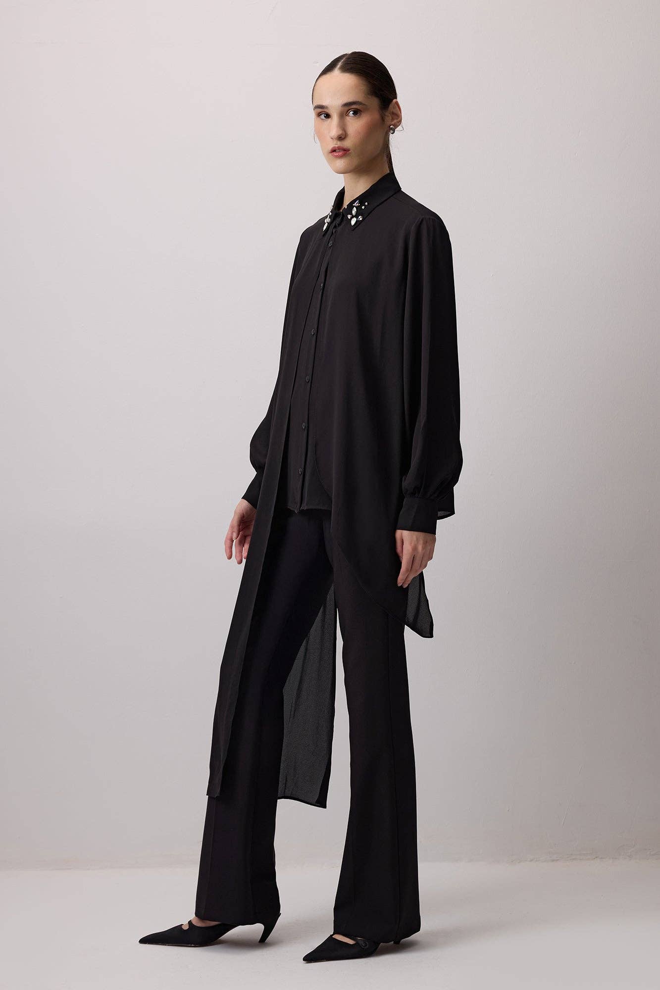 Camicia lunga in chiffon con colletto gioiello