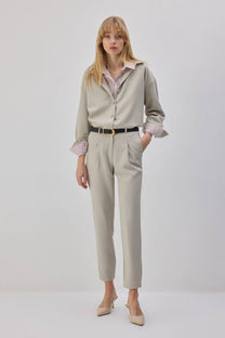 Pantaloni a pieghe eleganti color pietra