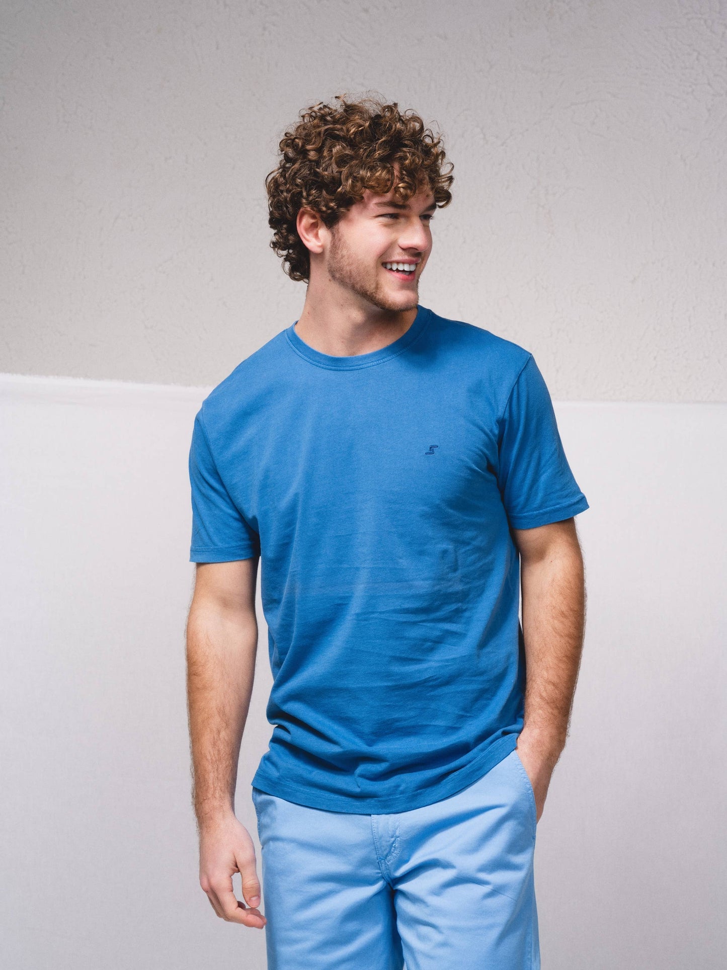 T-shirt basic in cotone con logo ricamato
