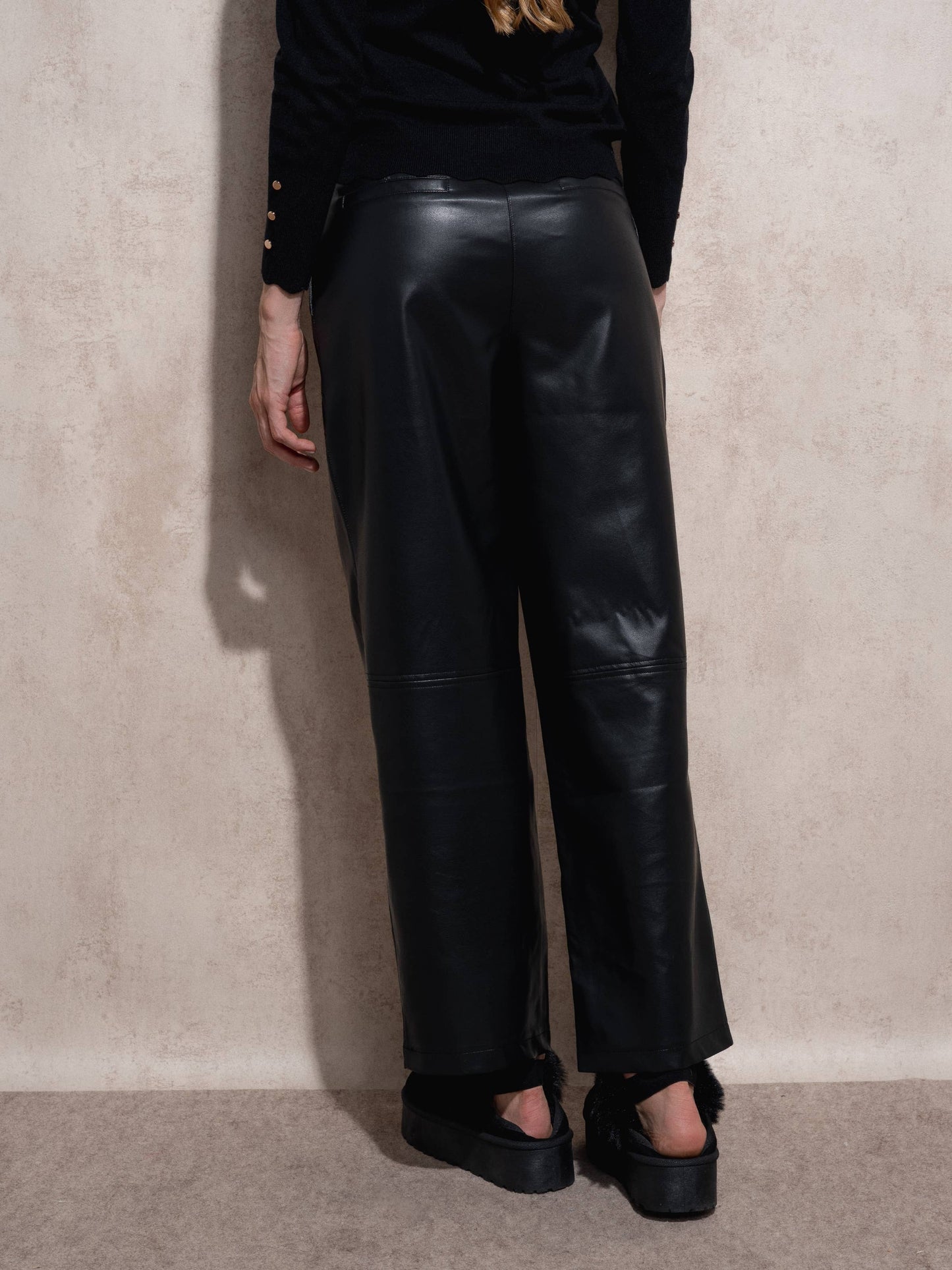 Pantaloni in ecopelle neri a gamba dritta