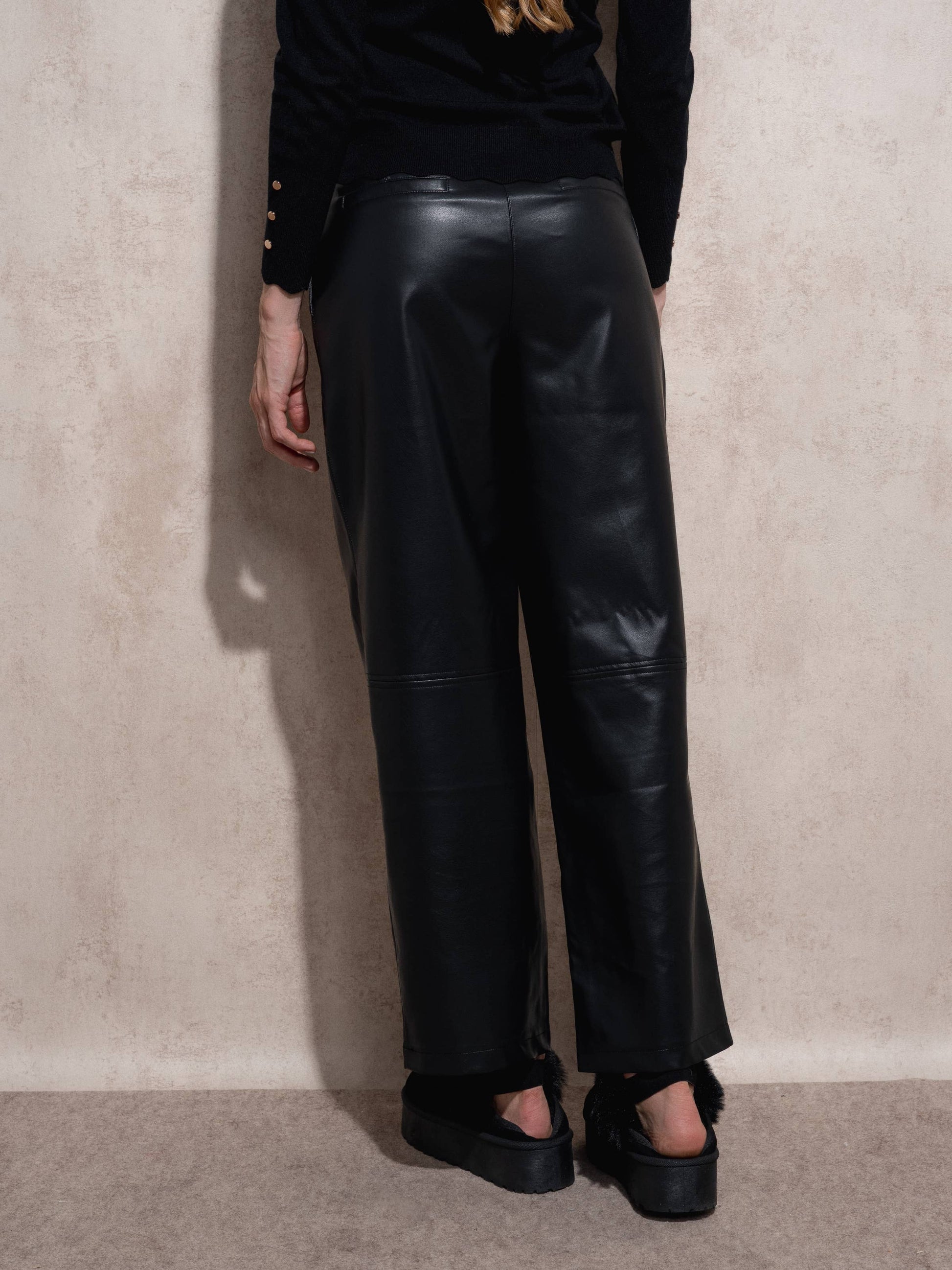 Pantaloni in ecopelle neri a gamba dritta