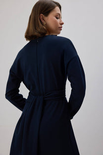 Abito lungo blu navy con drappeggio e cintura