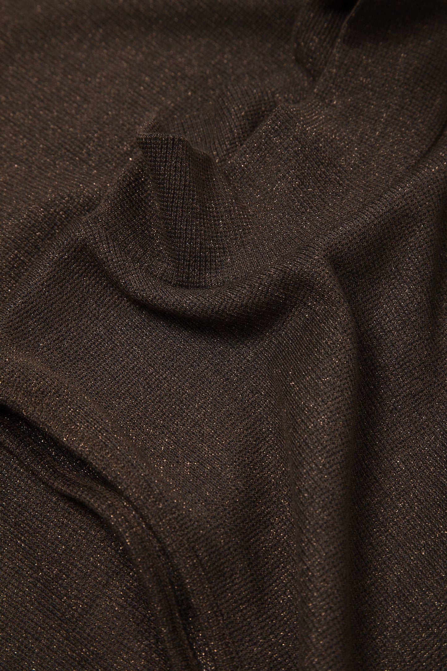 Top a collo alto con dettagli metallici