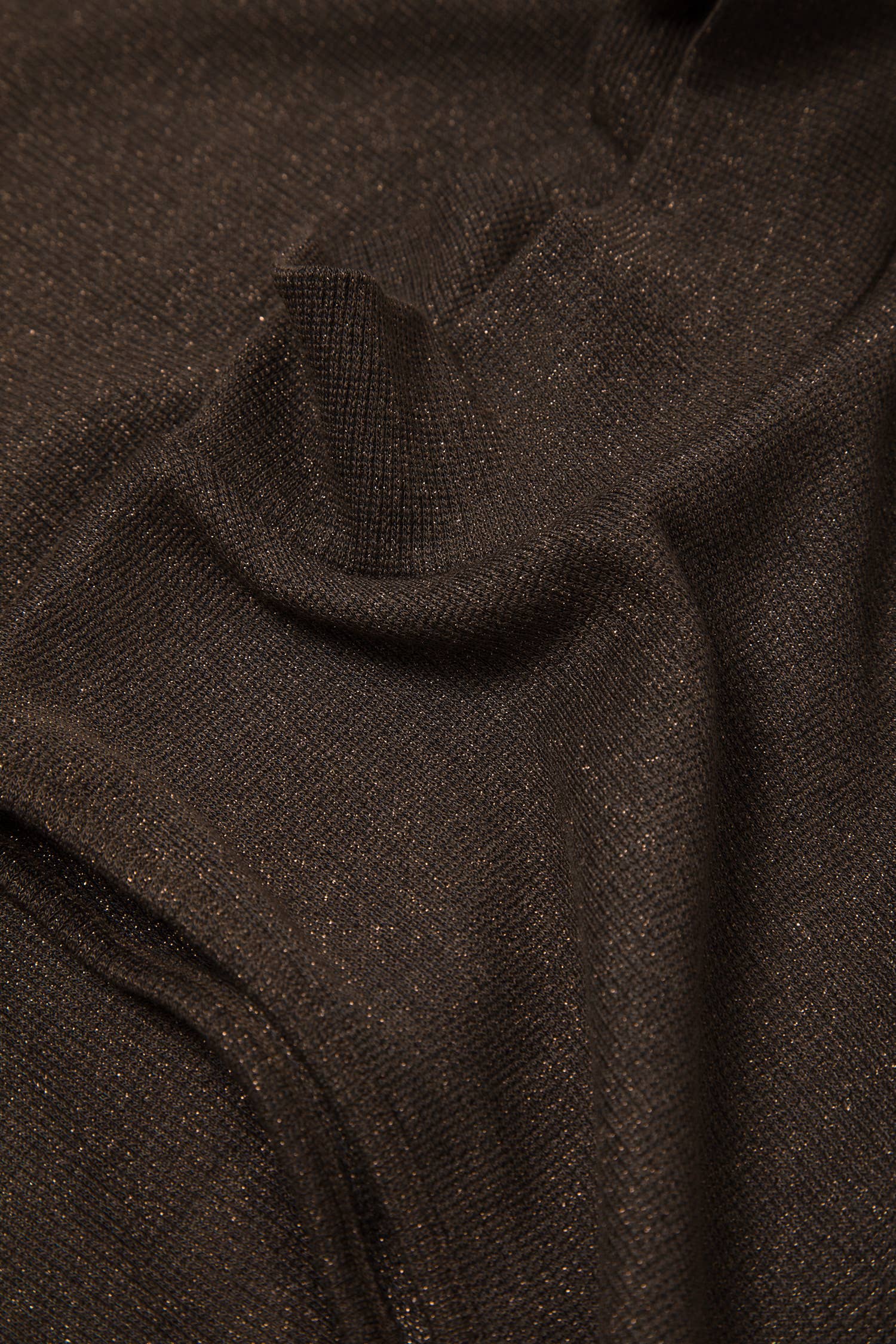 Top a collo alto con dettagli metallici