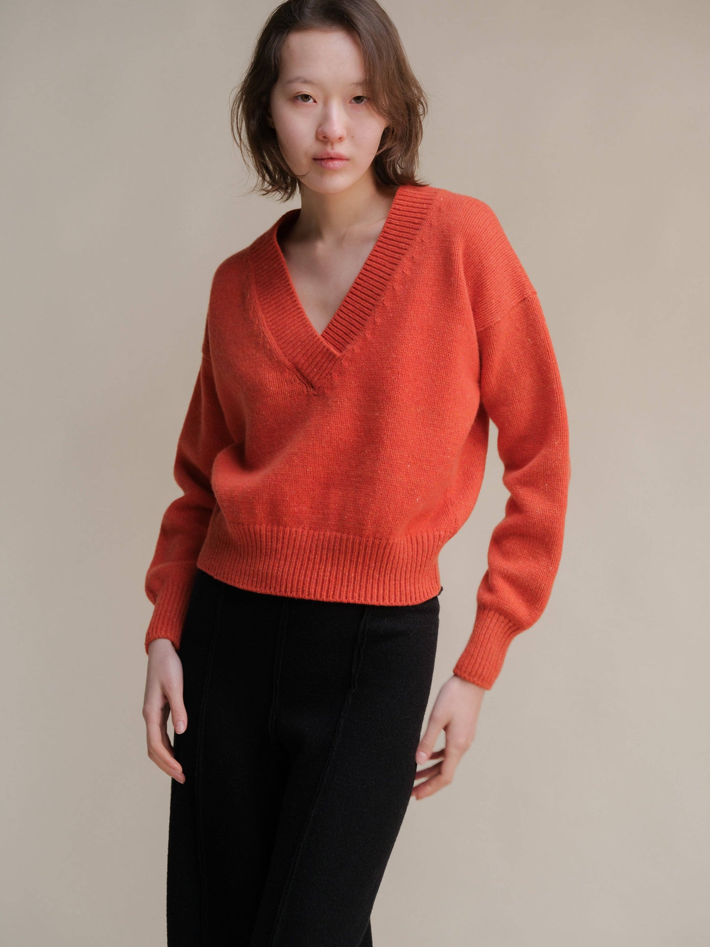 Maglione corto tweed con doppio scollo a V