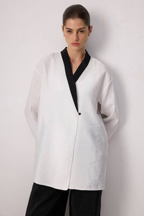 Blazer kimono bicolore bianco e nero con revers a contrasto