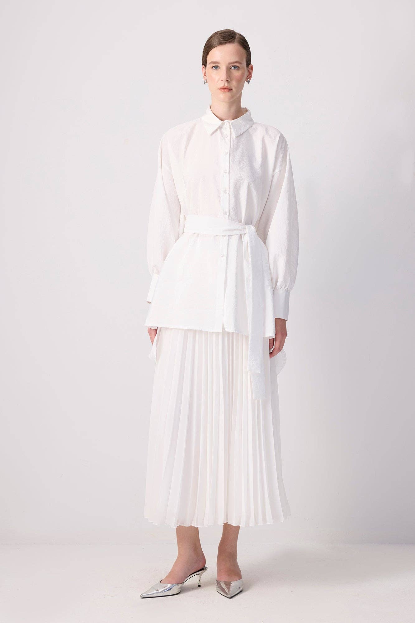 Camicia oversize in cupro con maniche a pipistrello e cintura