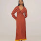 Abito lungo a righe rosso-arancio con dettagli piumati