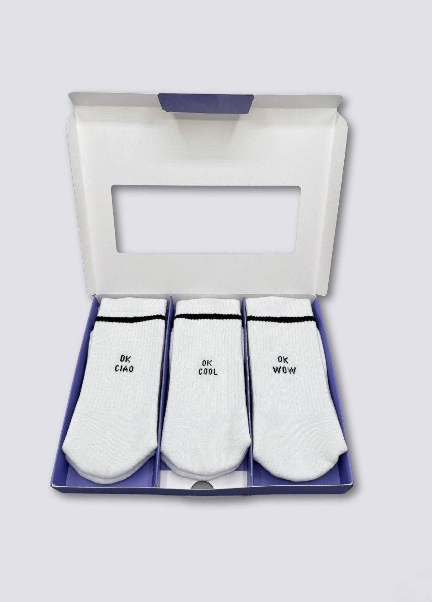 Confezione regalo da 3 paia di calzini con scritte OK Ciao, OK Cool e OK Wow