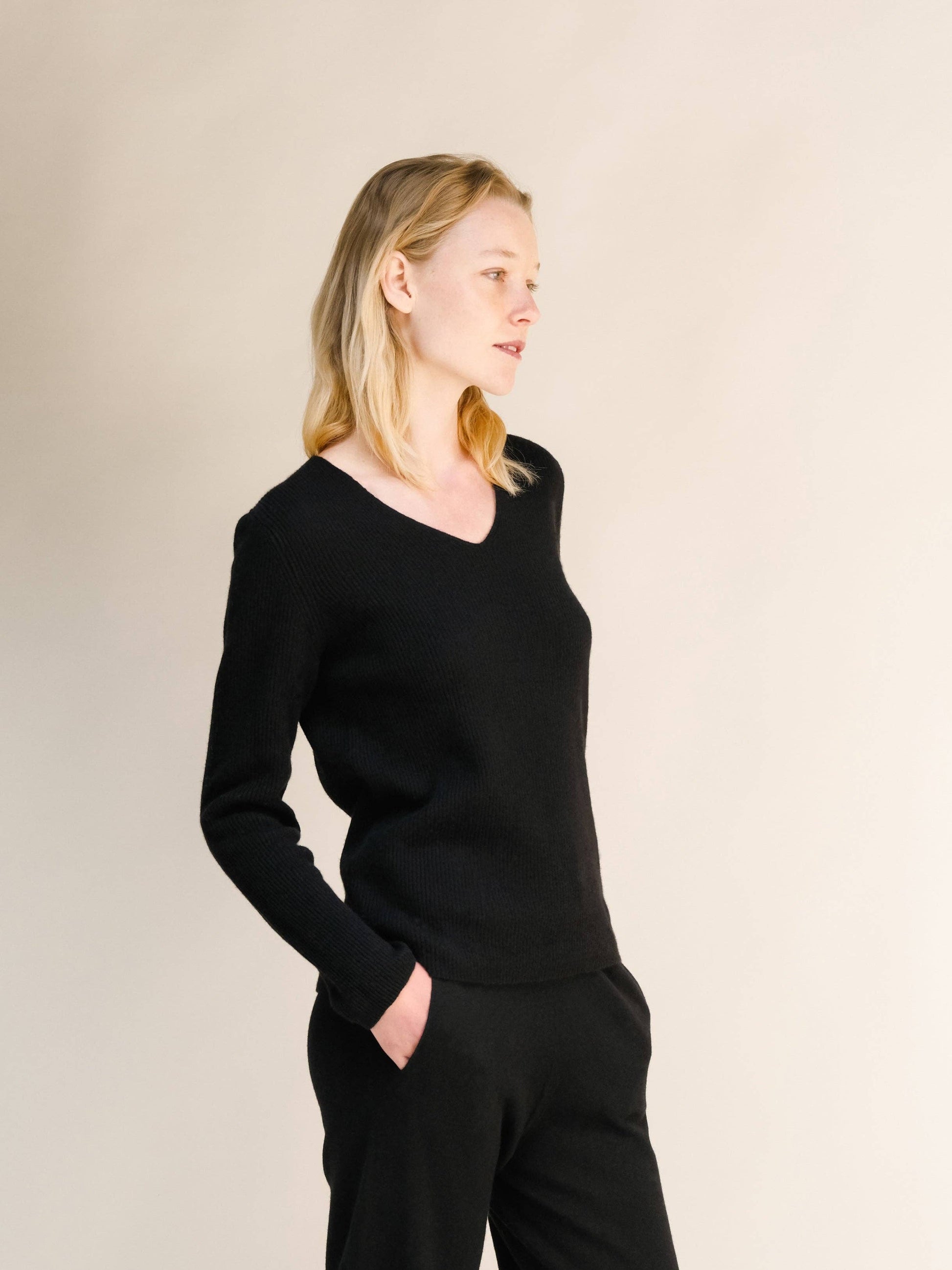 Maglia a coste con scollo a V in misto cashmere