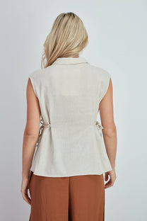 Camicia smanicata in lino con laccetti laterali