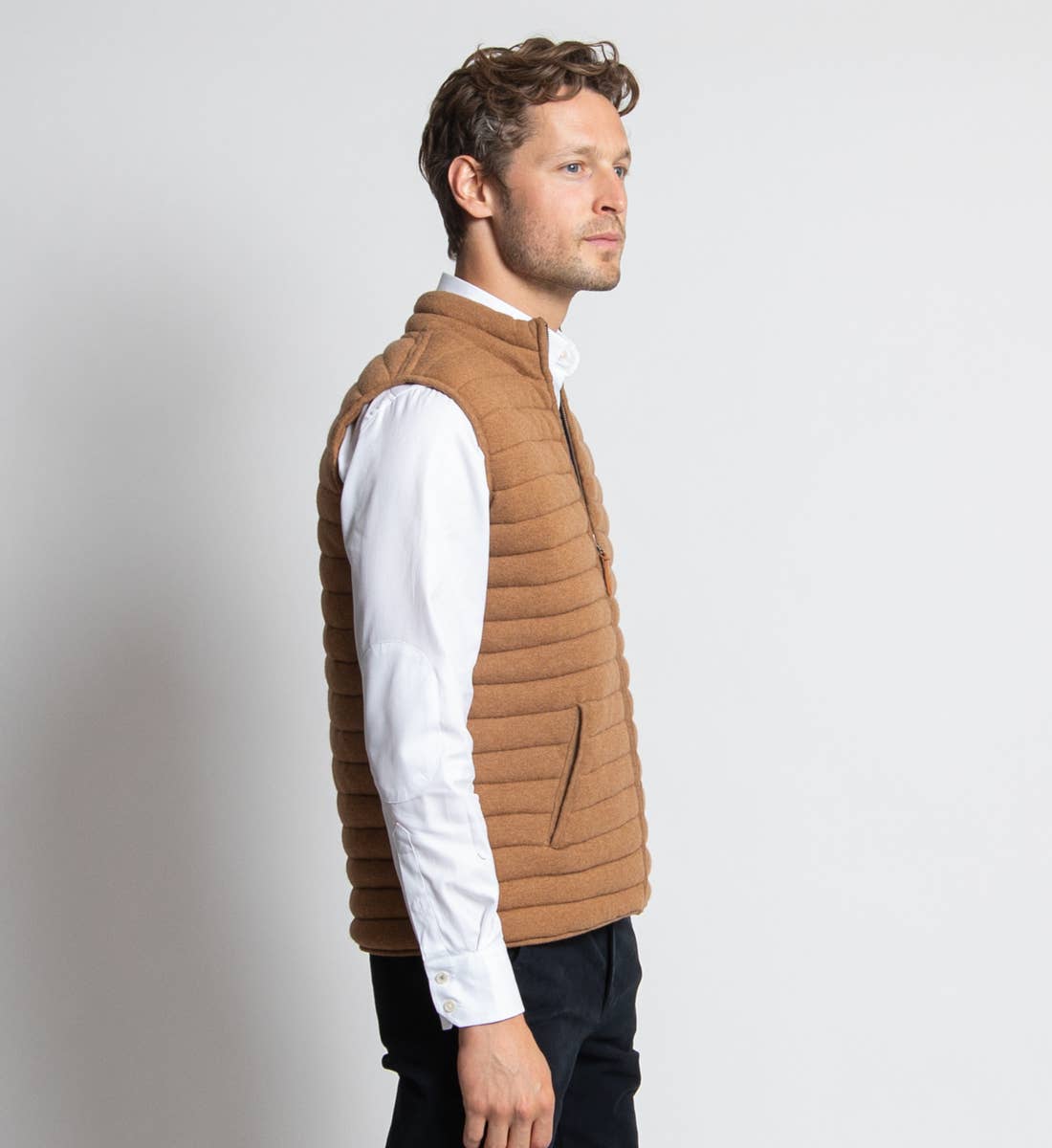 Gilet imbottito in lana merino con tasche color cammello
