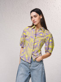 Blusa floreale con colletto e maniche corte