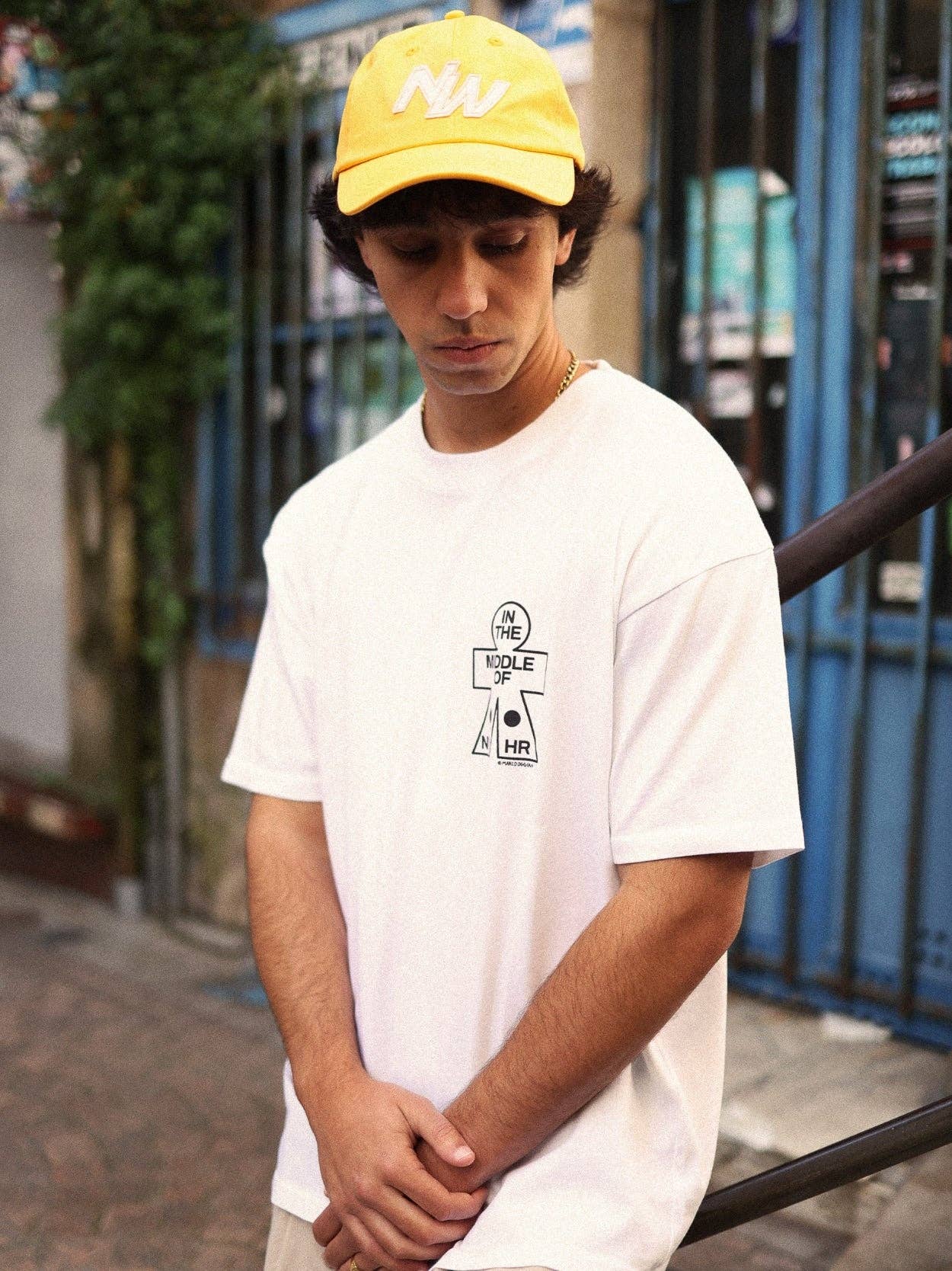 T-shirt oversize bianca con stampa gatto