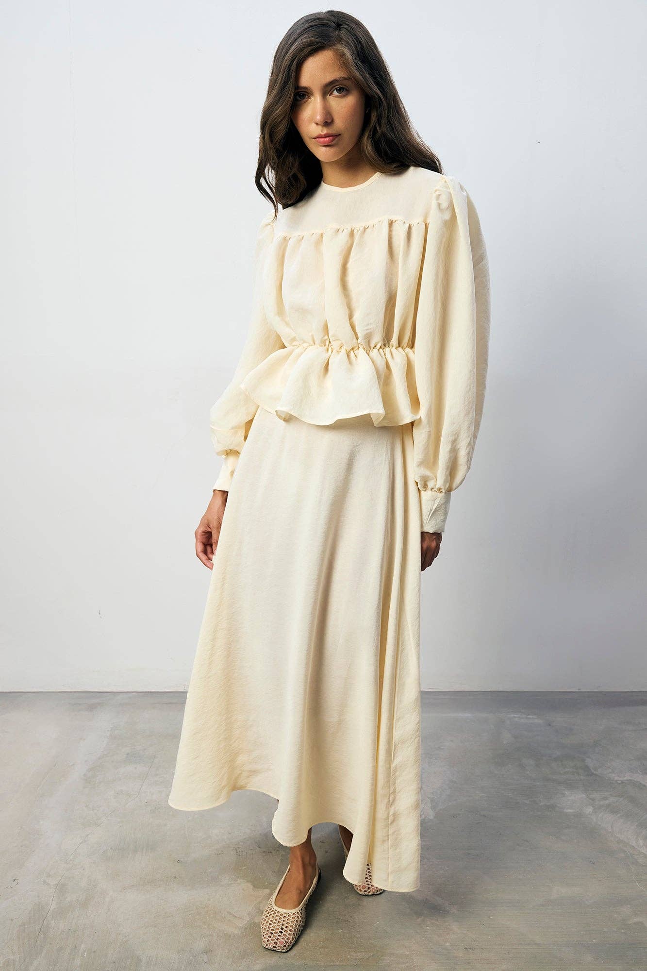 Set coordinato crema con blusa peplo e gonna maxi