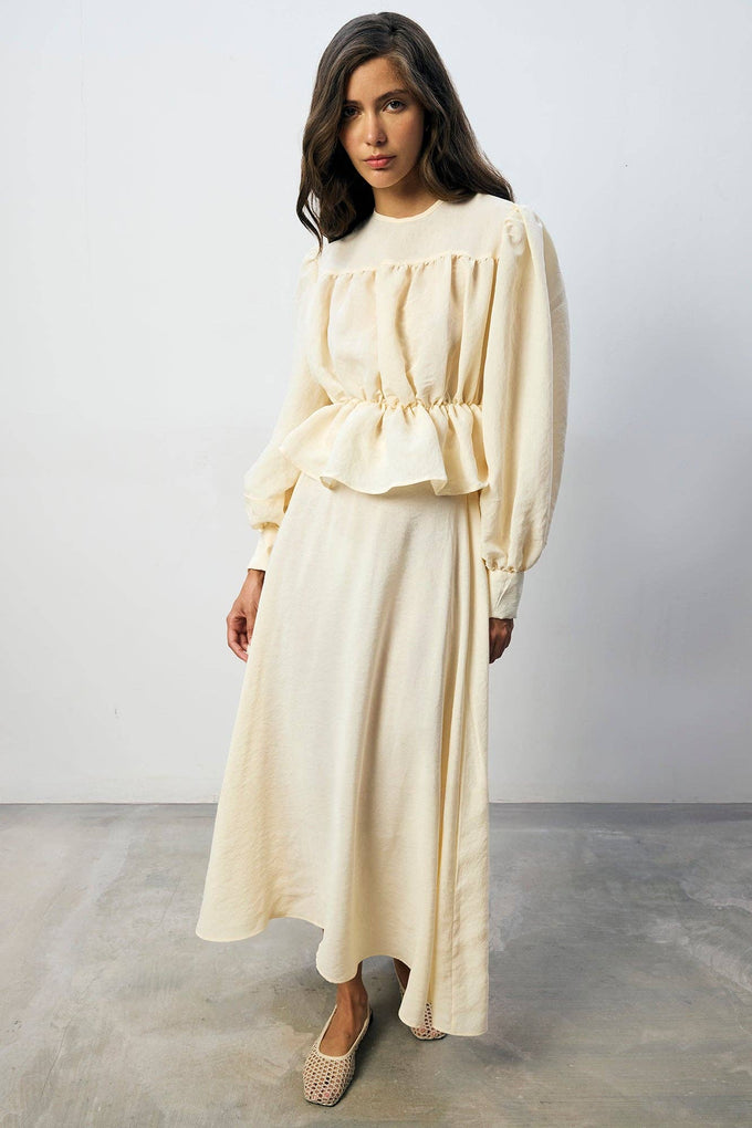 Set coordinato crema con blusa peplo e gonna maxi