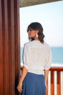 Blusa a righe con scollo a V e coulisse